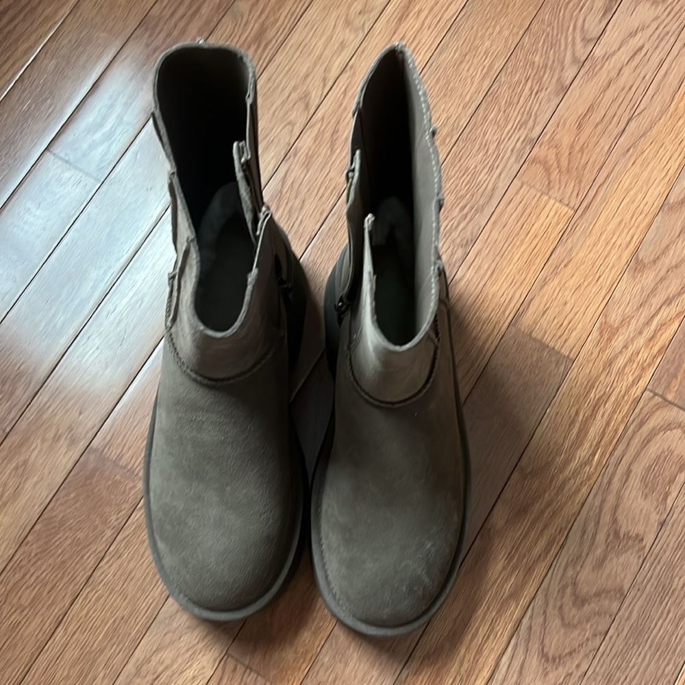 UGG Tan Platform Winter Boots - Picture 4 of 6